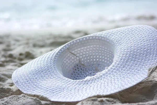 Sombrero blanco sobre arena —  Fotos de Stock