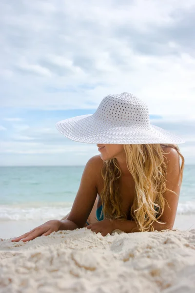 Meisje met bloem op het strand — Stockfoto