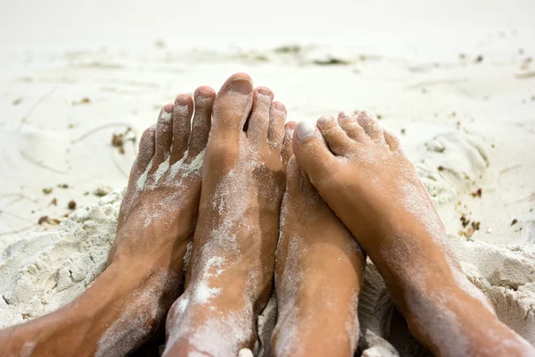 在沙滩上的脚 — 图库照片