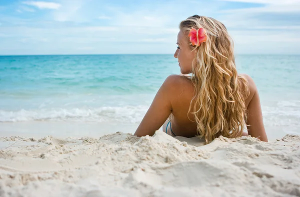 Девушка с цветами на пляже — стоковое фото