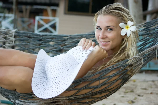 Blonde sitting in hammock — Stock Photo, Image