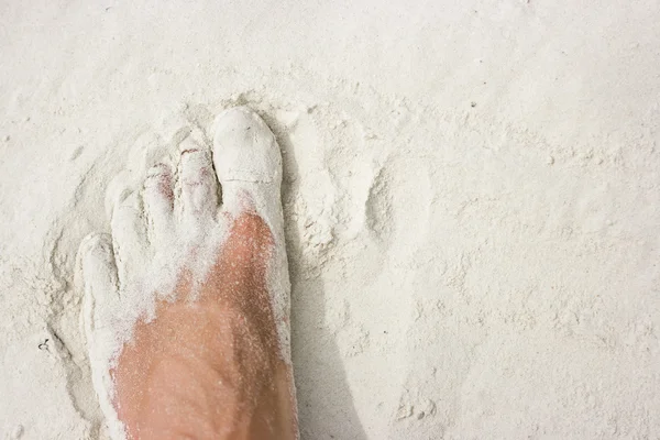 Voet op wit zand — Stockfoto