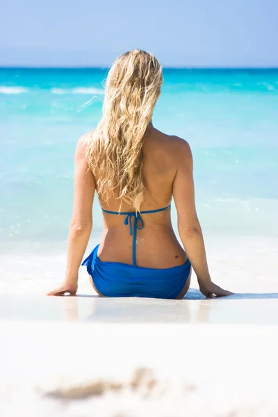 Blonde op het strand — Stockfoto