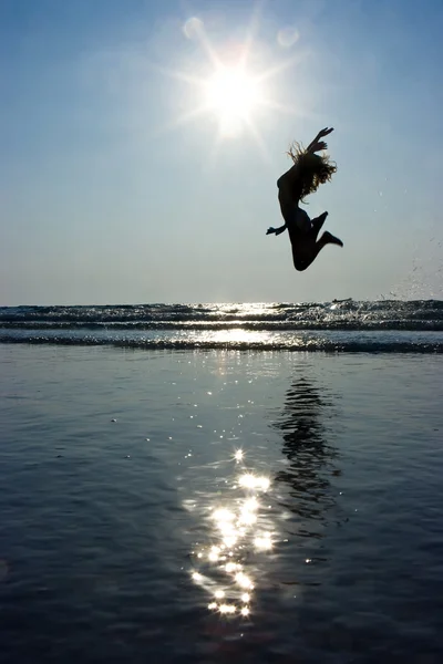 Mädchen springt hoch — Stockfoto