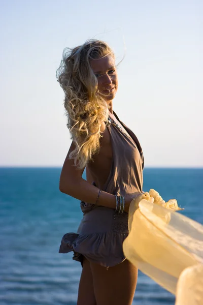 Blondes Mädchen mit Schal — Stockfoto