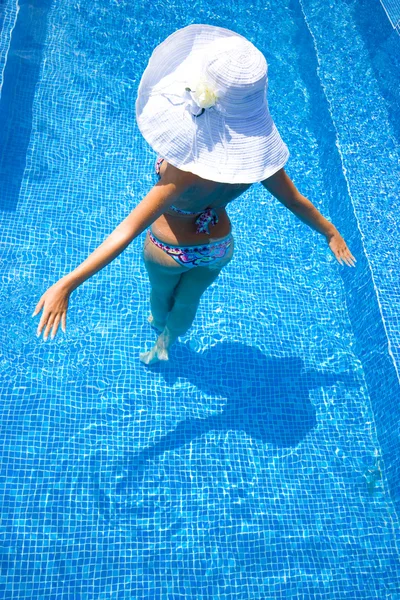 Bionda in piscina — Foto Stock