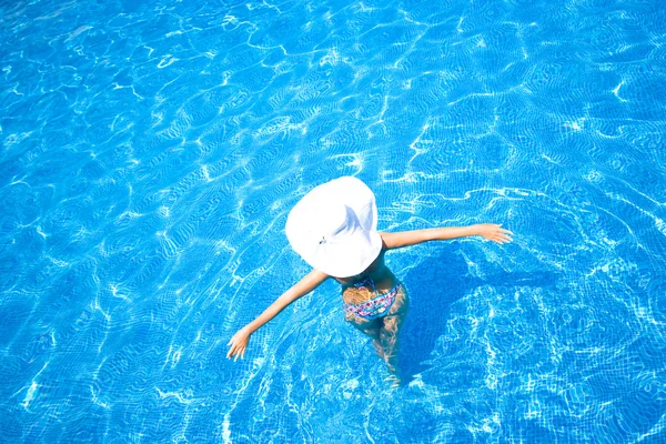 Loira em chapéu branco — Fotografia de Stock