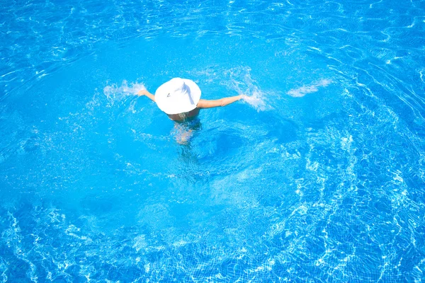 Na piscina — Fotografia de Stock