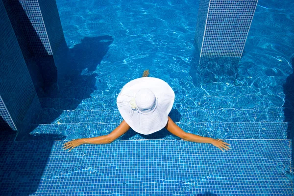 Menina, chapéu branco e piscina — Fotografia de Stock