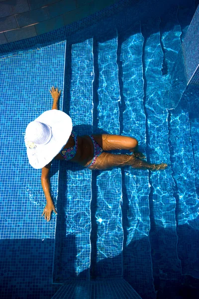 Chica, sombrero blanco y piscina —  Fotos de Stock