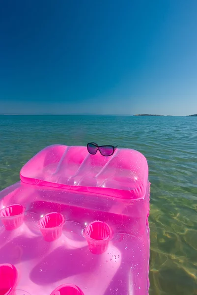 Sunglasses on raft — Stock Photo, Image