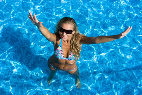 Blonde girl in swimming pool — Stock Photo, Image