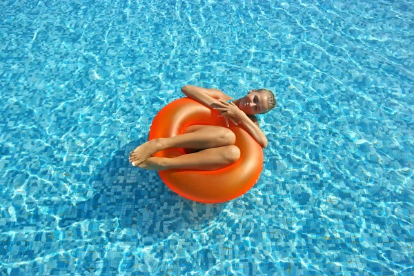 Yüzme havuzunda sarışın kız — Stok fotoğraf