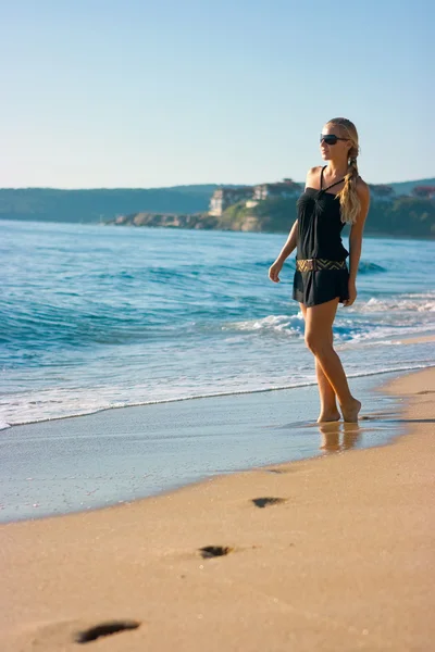 해변의 소녀 — 스톡 사진