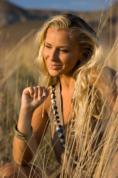 Blonde girl in the field — Stock Photo, Image