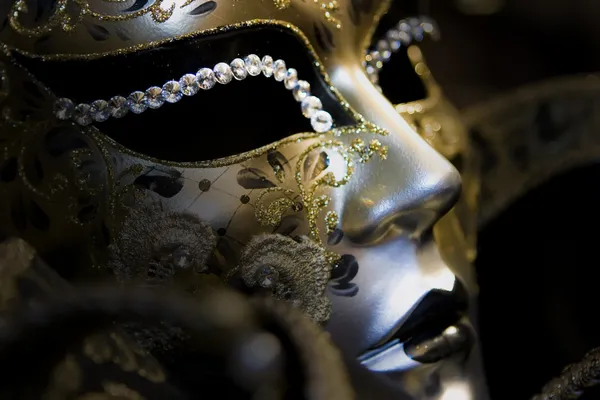 Del av venetiansk mask på svart bakgrund黒の背景にベネチアン マスクの一部 — Stockfoto
