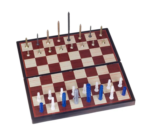 チェス盤の上のネジとダボ — ストック写真