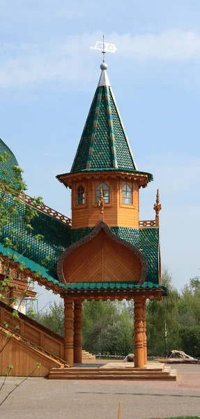 Деревянный дворец в Коломенском переднем дворе — стоковое фото