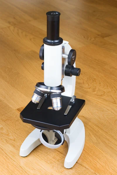 Микроскоп на столе — стоковое фото