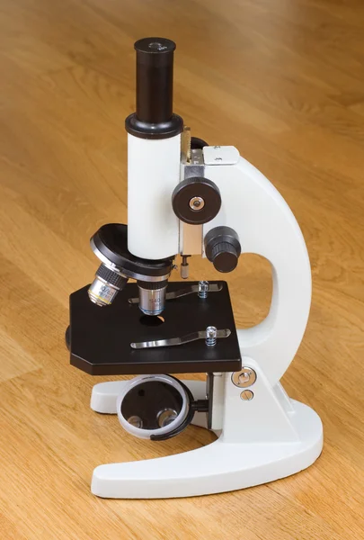 Microscopio sobre una mesa —  Fotos de Stock