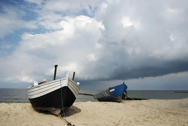 Рыбацкие лодки на пляже — стоковое фото