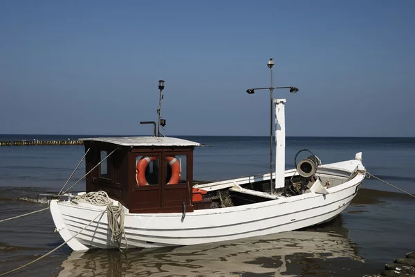 Рыбацкая лодка в море — стоковое фото