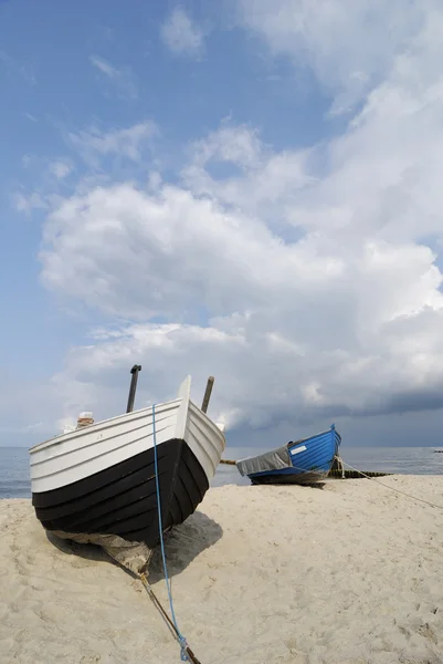 Fiskebåtar på stranden — Stockfoto