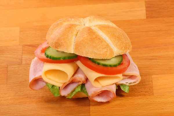 Pyszna kanapka z szynka, serem i sałatka — Zdjęcie stockowe