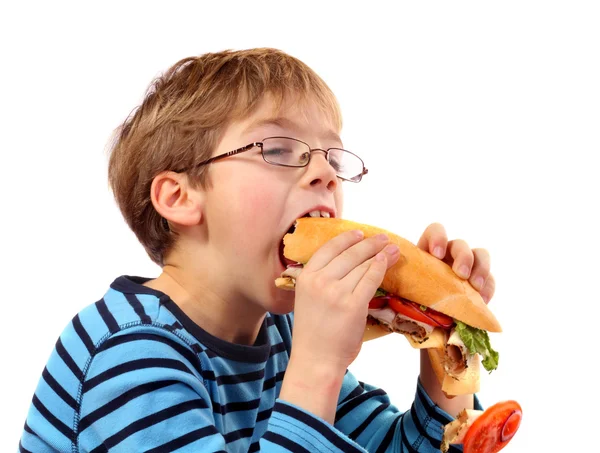 Menino comendo sanduíche grande — Fotografia de Stock