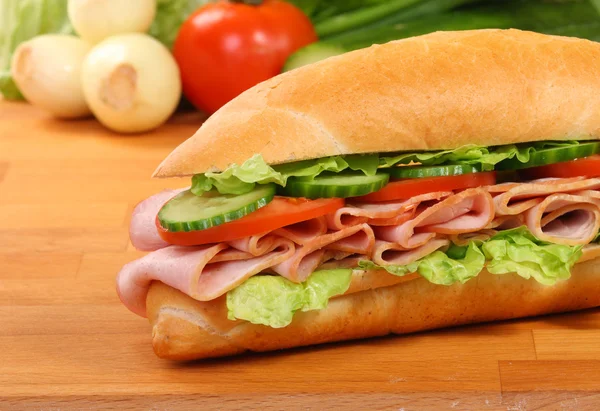 Een grote ham en tomaat sandwich — Stockfoto
