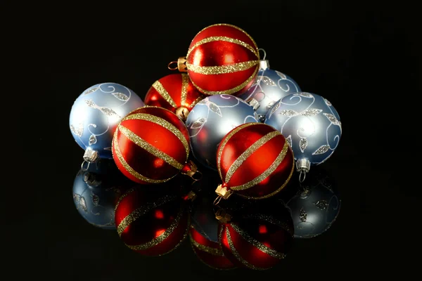 Rode en blauwe glazen ornament — Stockfoto
