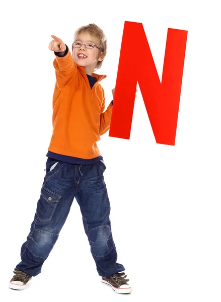 字母"n"的男孩 — 图库照片