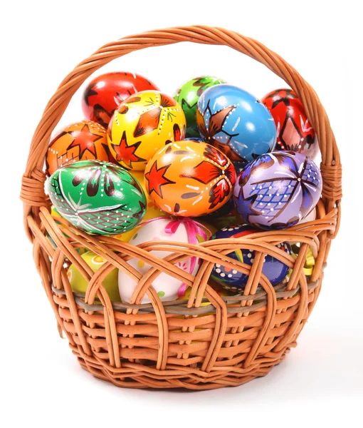Huevos de Pascua en canasta de mimbre — Foto de Stock