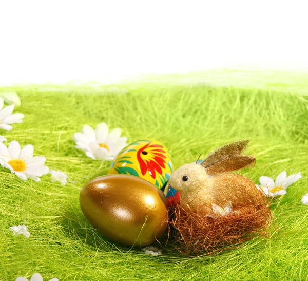 Великодні яйця і кролик — стокове фото