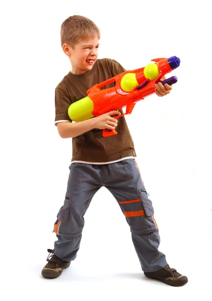 Jongen met water gun automatische waterpistool — Stockfoto