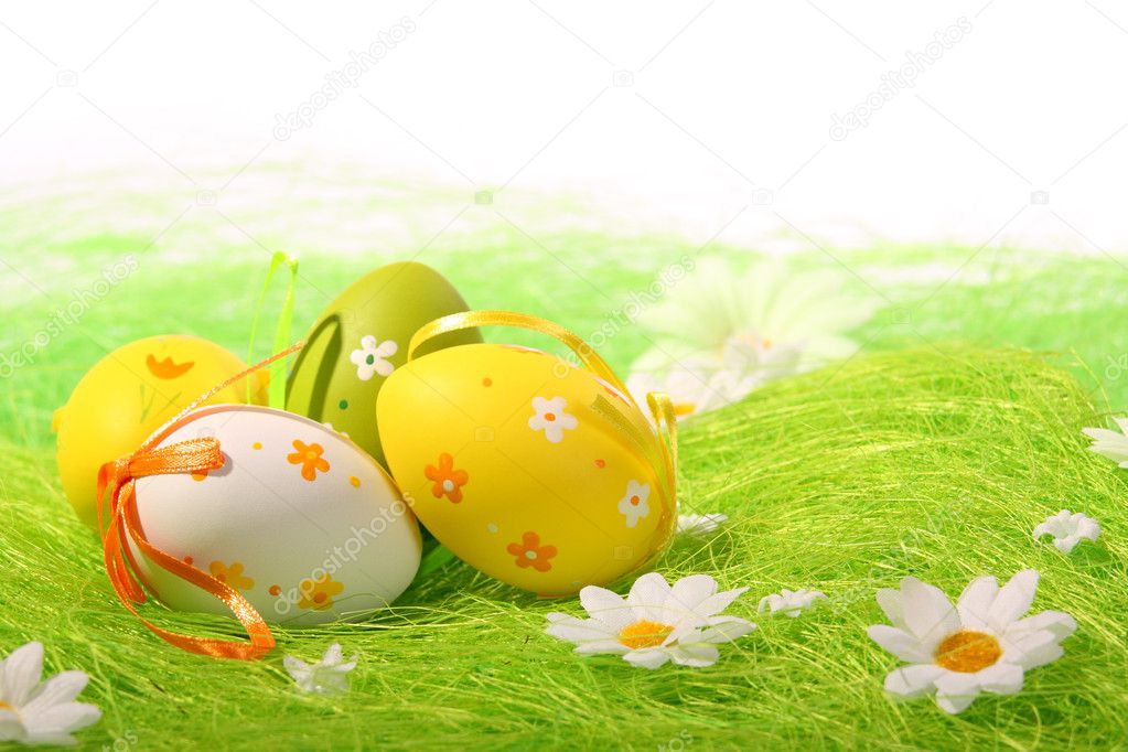 Пасха, яйца на траве в цветах скачать