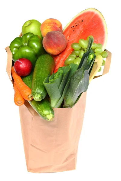 Сумка, полная здоровых фруктов и овощей — стоковое фото