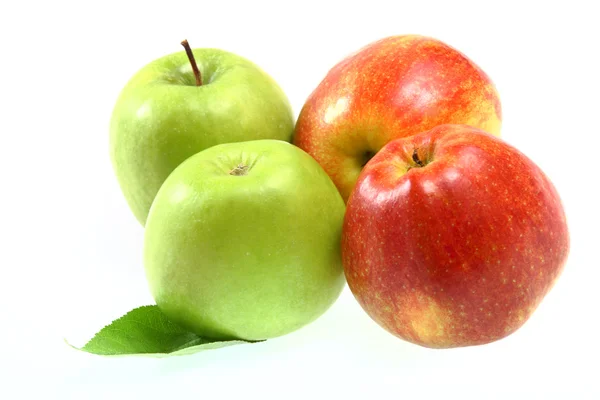 Manzanas maduras rojas y verdes frescas — Foto de Stock