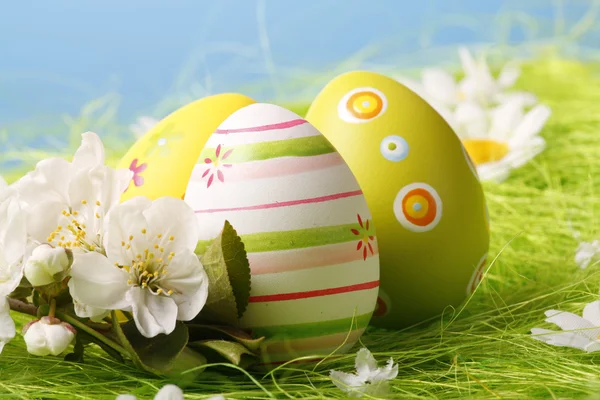 Huevos de Pascua sentados sobre hierba — Foto de Stock