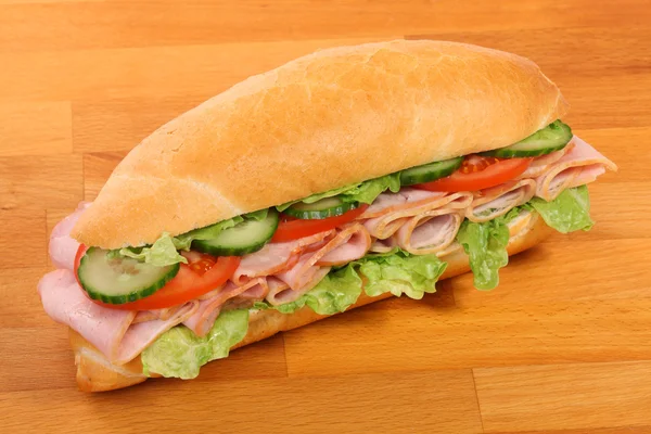 大規模なハムとトマトのサンドイッチ — ストック写真
