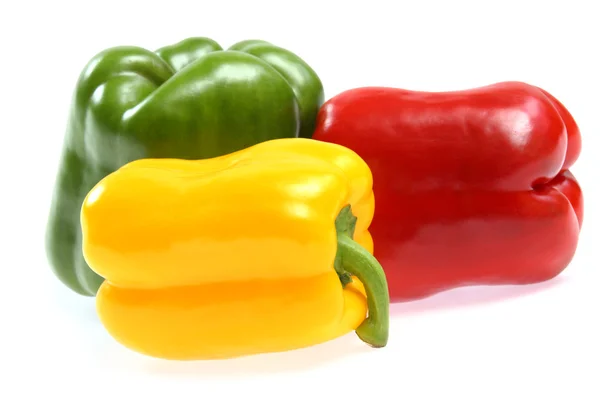 Roter, gelber und grüner Paprika auf weißem — Stockfoto