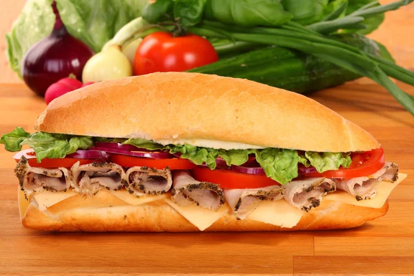 Um grande sanduíche de presunto e tomate — Fotografia de Stock