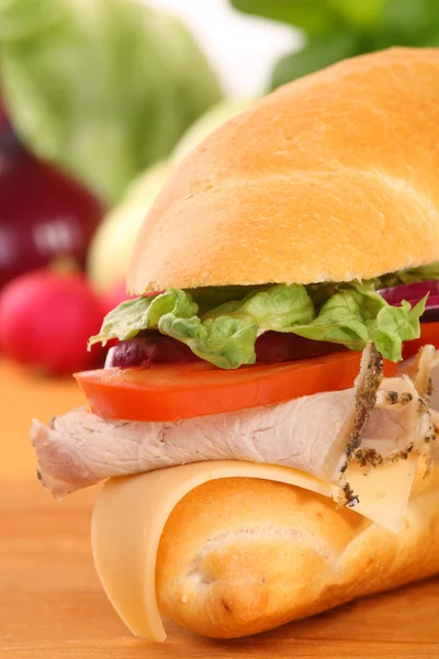 Большой сэндвич с ветчиной и помидорами — стоковое фото