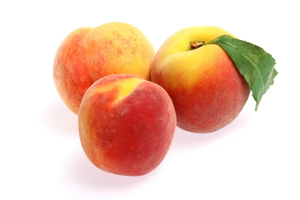 Peaches beyaz backgrou izole — Stok fotoğraf