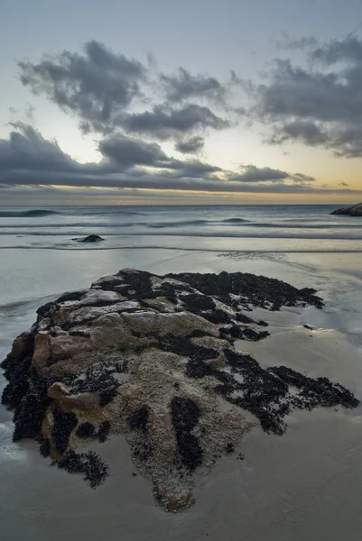 Playa rocosa con cielo dramático —  Fotos de Stock