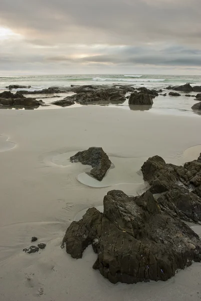 Rocky beach with dramatic sky — Stok fotoğraf