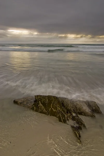 劇的な空と岩のビーチ — ストック写真