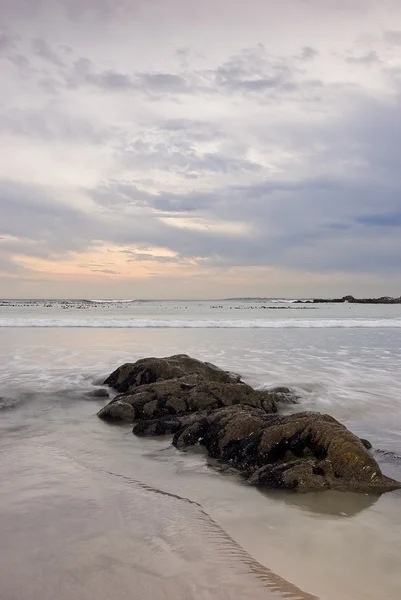 Rotsachtig strand met dramatische hemel — Stockfoto