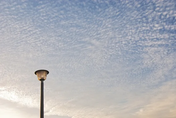 Farola con nubes sobre la cabeza — Foto de Stock