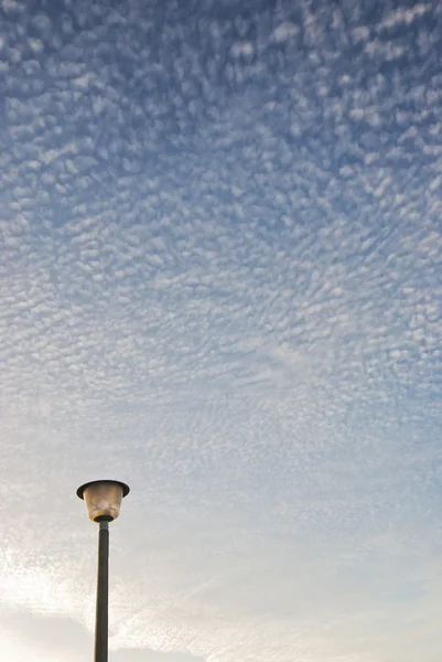 Lampy uliczne z głową w chmurach — Zdjęcie stockowe